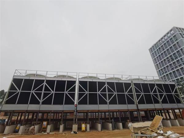 開式冷卻塔在空調系統(tǒng)如何實現節(jié)能的效果？？(閉式冷卻塔與開式冷卻塔)